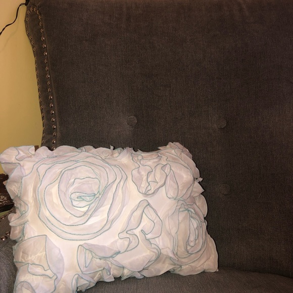 floral accent pillow - Picture 2 of 4